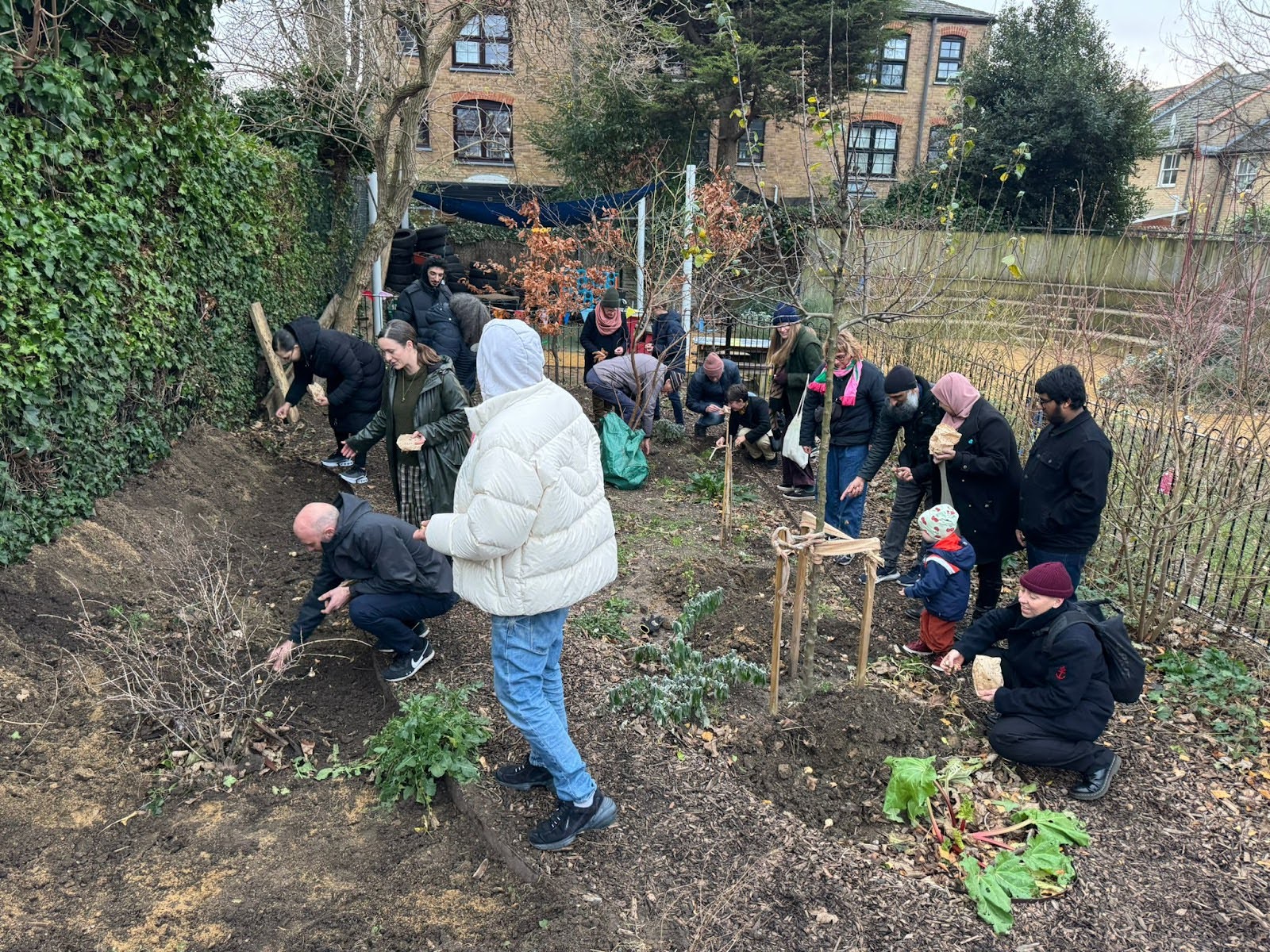 Planting bulbs, credit Natural Neighbours
